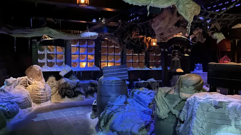 Décor de cale de navire dans une attraction spectacle
