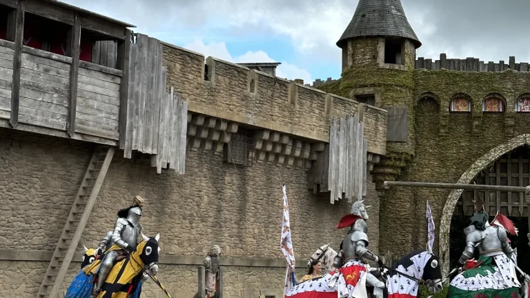 Chevaliers en démonstration devant un rempart