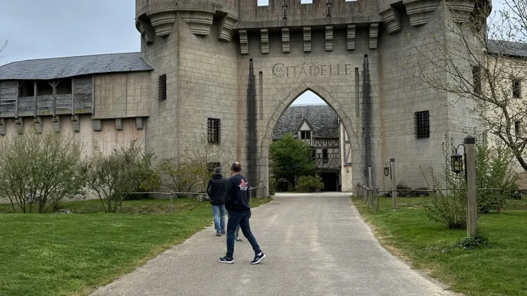 Entrée fortifiée évoquant la Citadelle