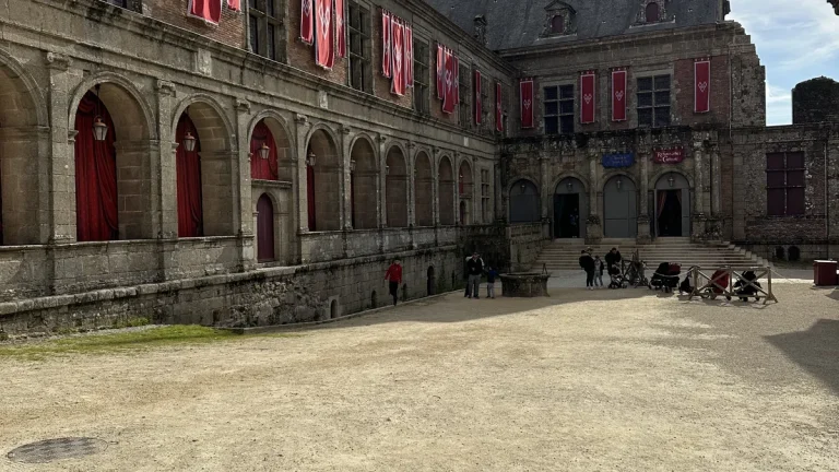 Cour de bâtiment historique dans le parc