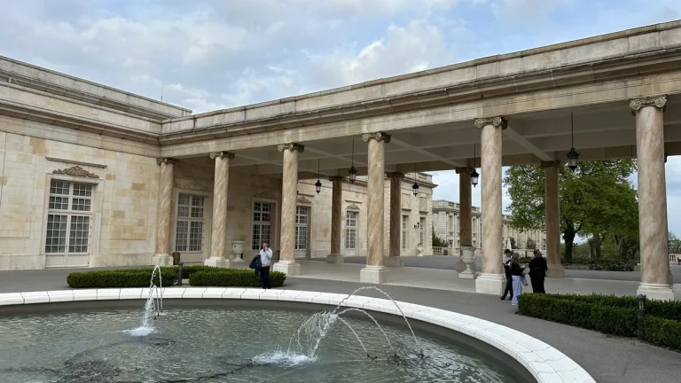 Cour et fontaine du Grand Siècle