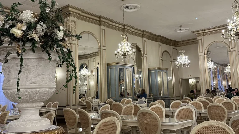 Salle de restaurant élégante du domaine