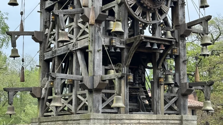 Le Grand Carillon vu depuis une allée du parc