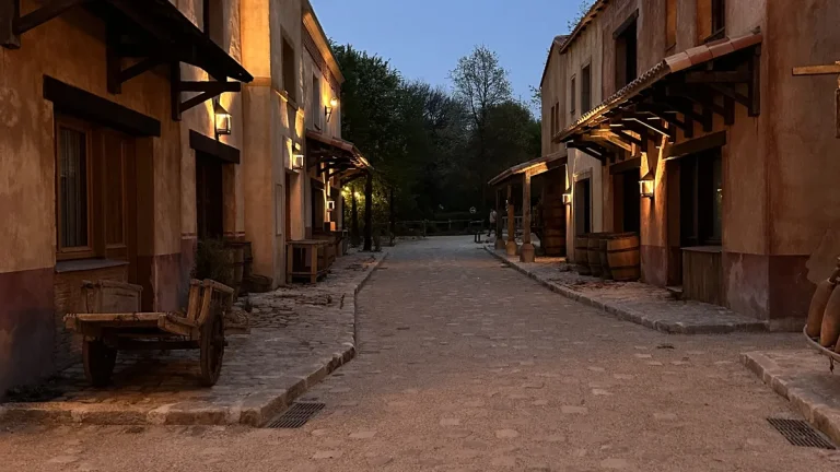 Village d'époque au crépuscule