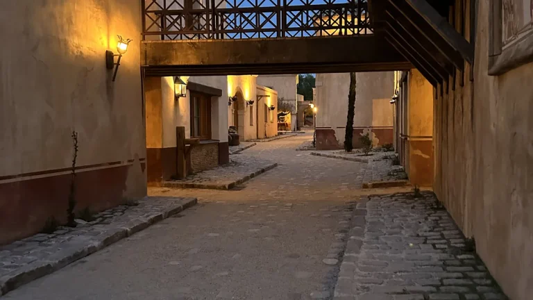 Rue du parc éclairée en soirée