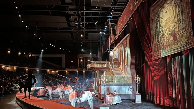 Salle de spectacle avec rideaux rouges