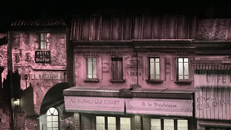 Scène de spectacle inspirée du cinéma muet