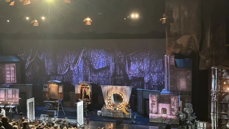Scène de spectacle couverte avec public