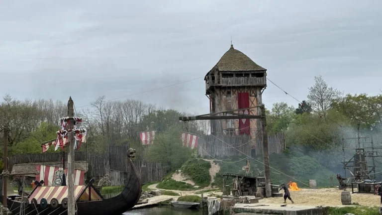 Plan d'eau et drakkar du spectacle Les Vikings