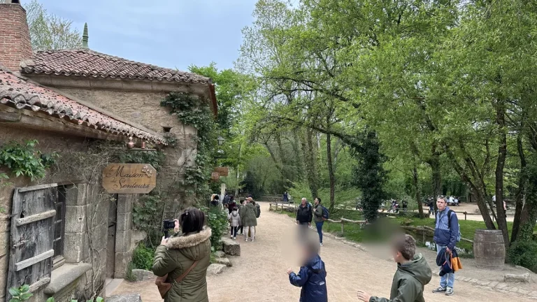 Atelier et allée arborée dans un village d'époque
