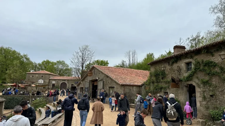 Allée de village avec visiteurs dans le parc